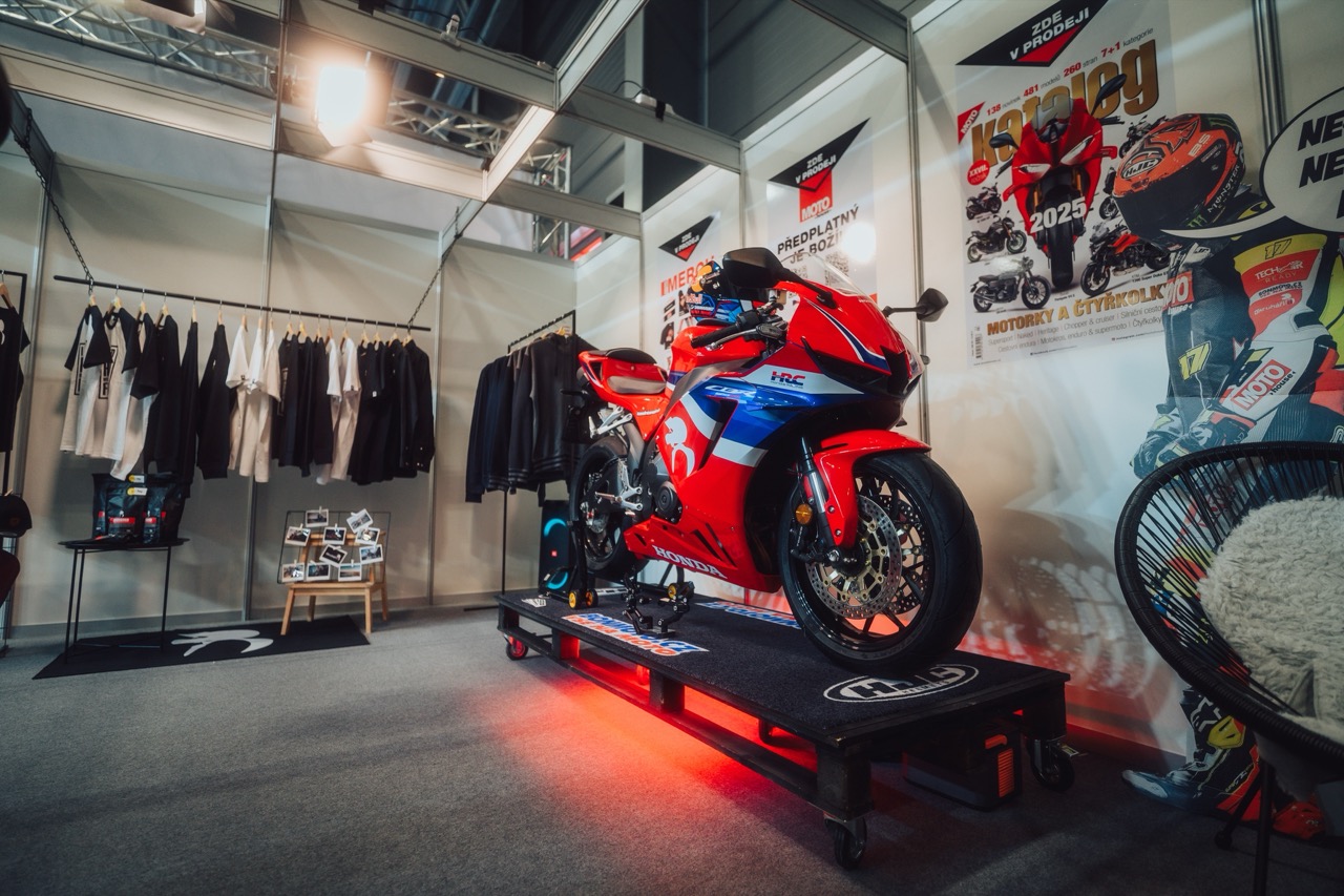 Okruháři na výstavě Motocykl