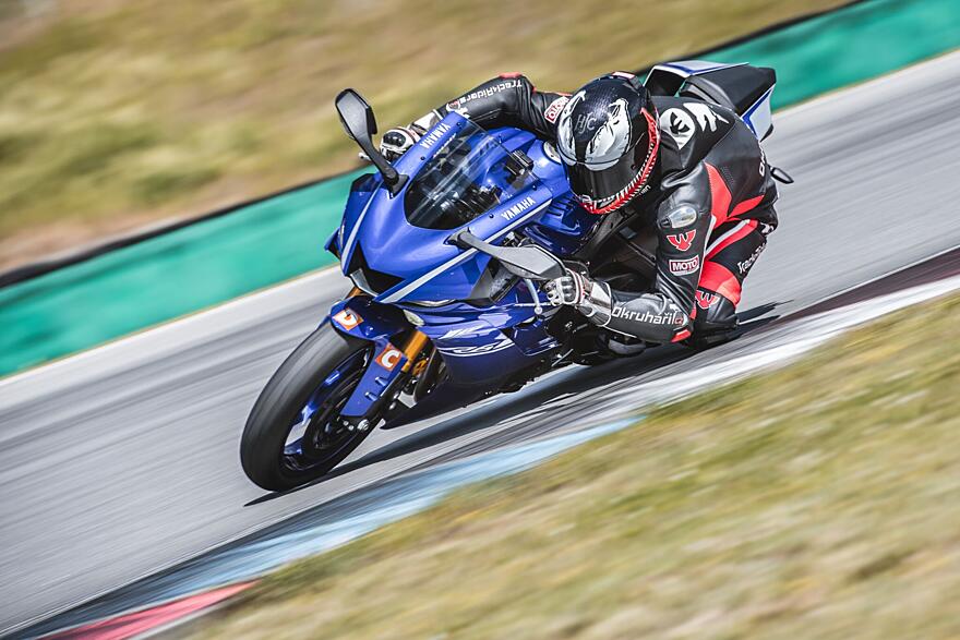 TECHNIKA JÍZDY - pozice těla při průjezdu tratí