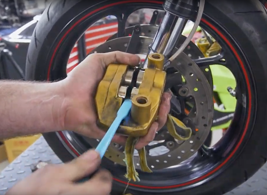 TECHNIKA MOTOCYKLU - čištění brzd