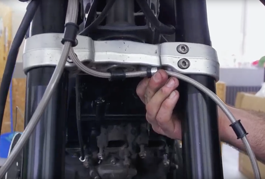 TECHNIKA MOTOCYKLU - montáž pancéřových hadic