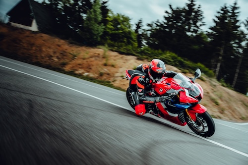 NA KOLENO S OKRUHÁŘI