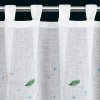 84249 3 biela vitrazova zaclona s potlacou vianocnych vetviciek na uskach xmas 150x90 cm