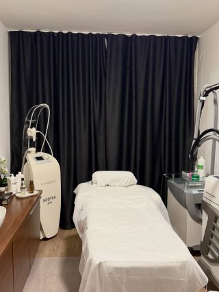 Šijeme závěsy na míru nejen do domácností, ale také do salonů, firem či hotelů. 💜...