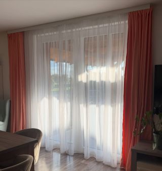 Ne každá barva musí být nenápadná, aby krásně zapadla do interiéru 🏠 Naše zákaznice se nebála sáhnout po této krásné...
