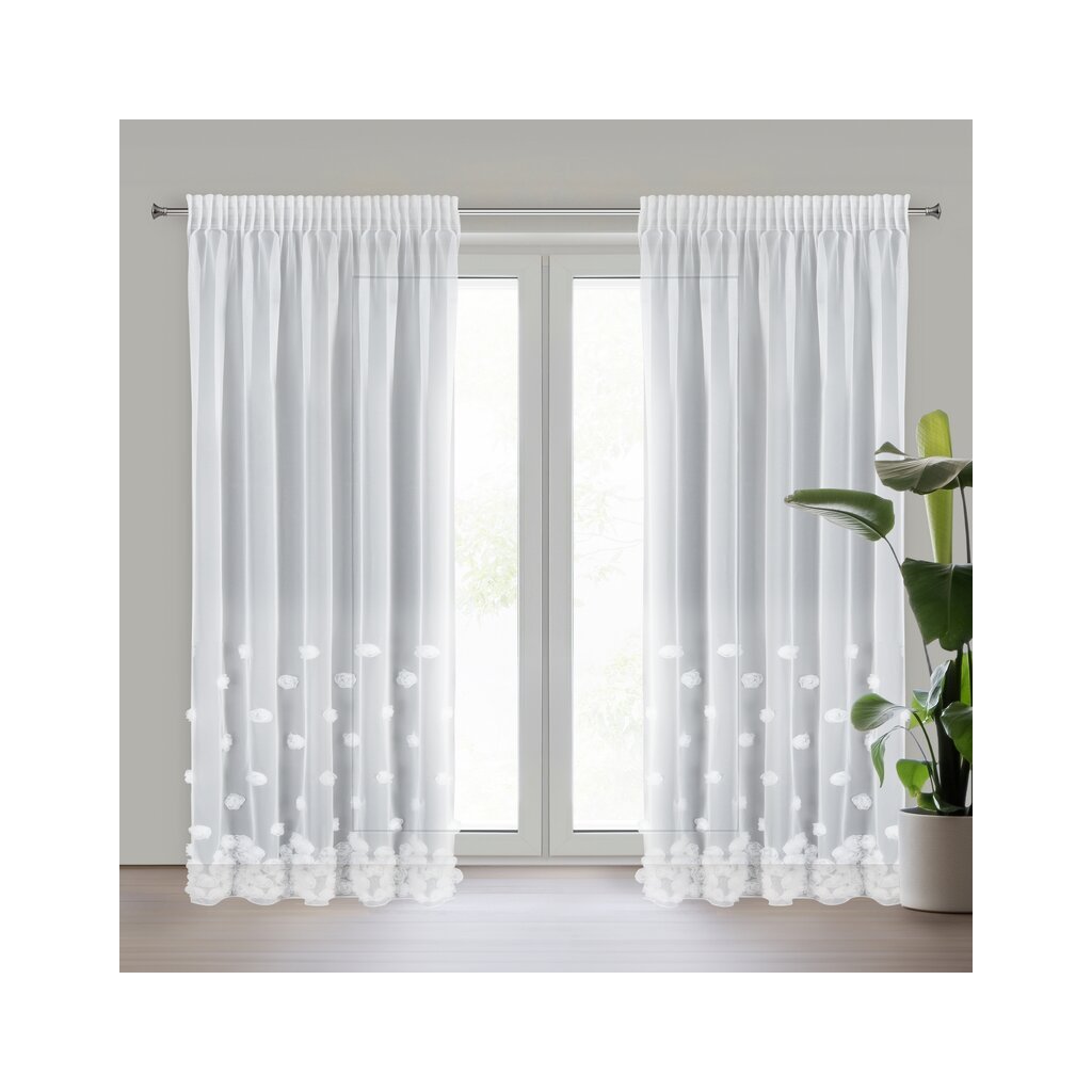 Biela sieťovinová záclona s aplikáciou ružičiek na páske DIANA140x270 cm
