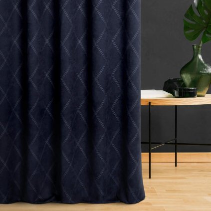 70089 tmavomodry zaves adore1 z makkej latky s geometrickym vzorom