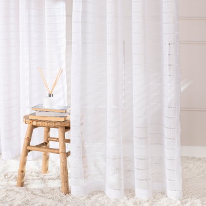 Biela priesvitná záclona s pásikmi SELENE na páske 300×250 cm