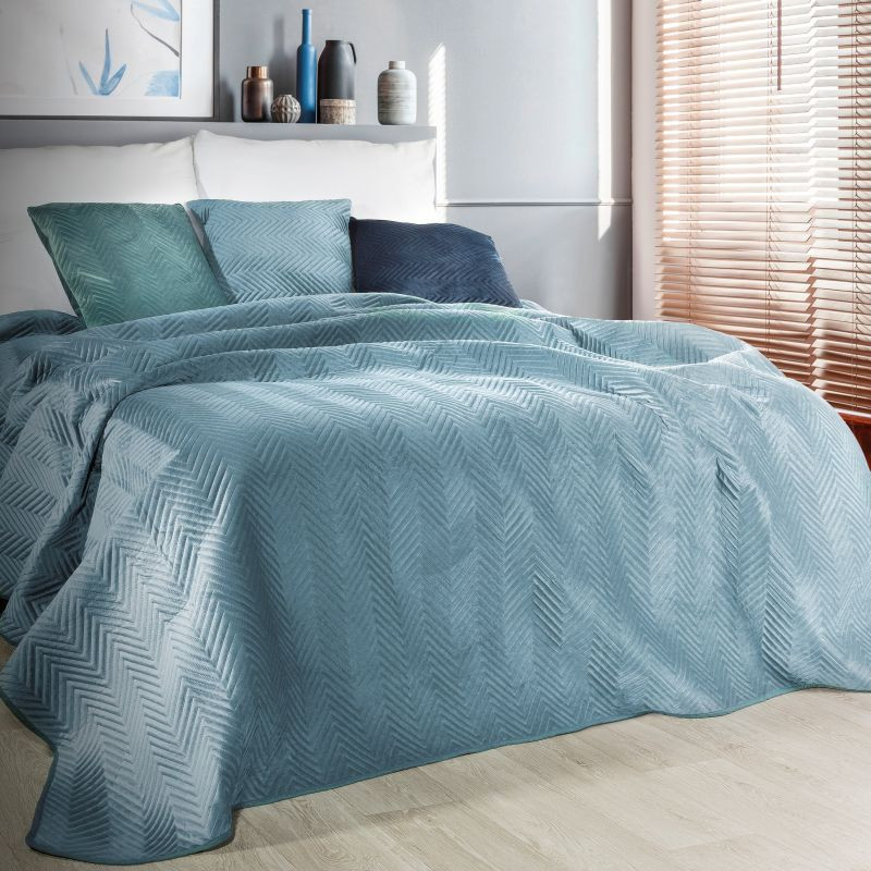Modrý zamatový prehoz na posteľ SOFIA 170x210 cm