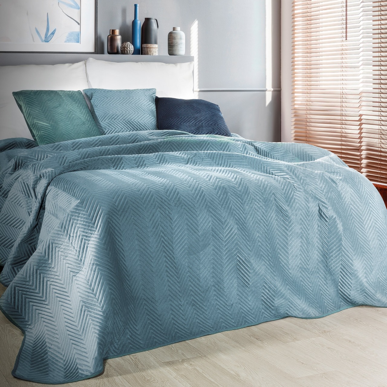 Modrý zamatový prehoz na posteľ SOFIA 200x220 cm