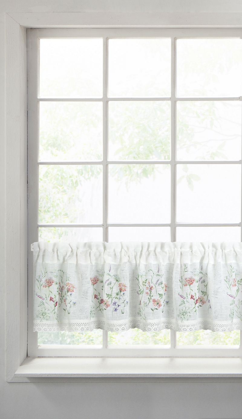 Biela záclona na páske SYLWIA s potlačou kvetov 150x30 cm