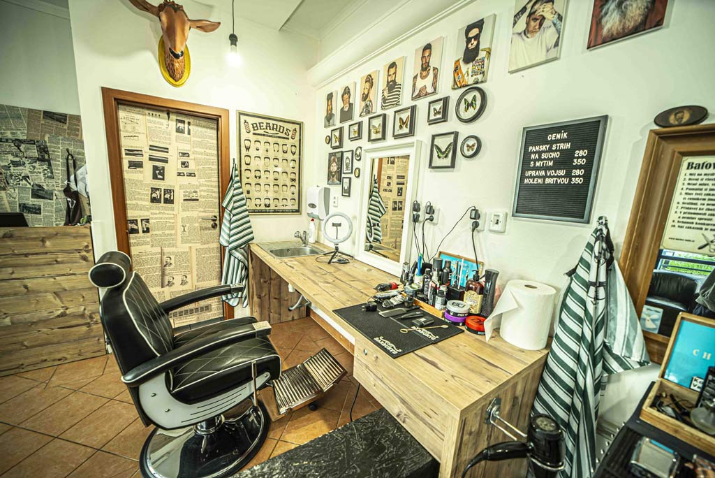 old-barber-shop-holicstvi-dejte-vousum-rad