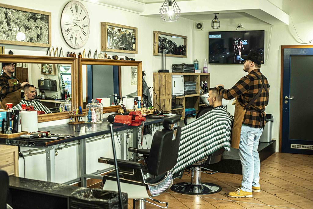 old-barber-shop-holicstvi-holicska-kresla-v-akci