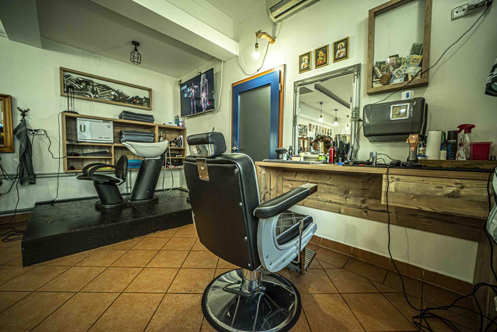 old-barber-shop-holicstvi-kreslo-a-umyvadlo