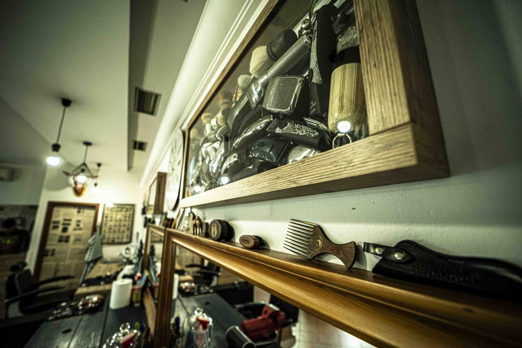 old-barber-shop-holicstvi-stare-nastroje-holice