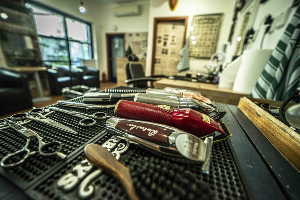old-barber-shop-holicstvi-strojky-na-vlasy-a-nuzky