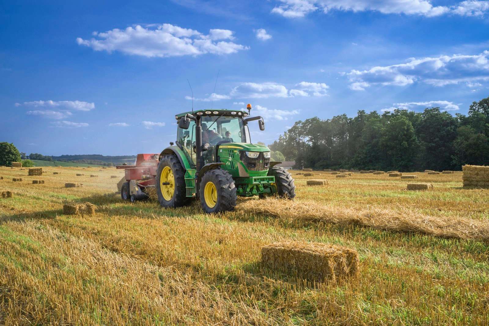 Traktor při sklizni na poli