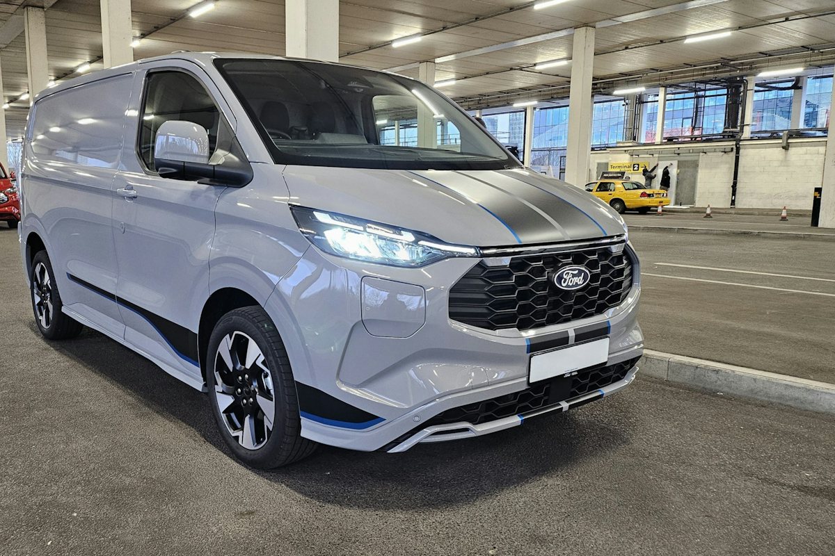 Stříbrná dodávka Ford Transit Custom v podzemní garáži