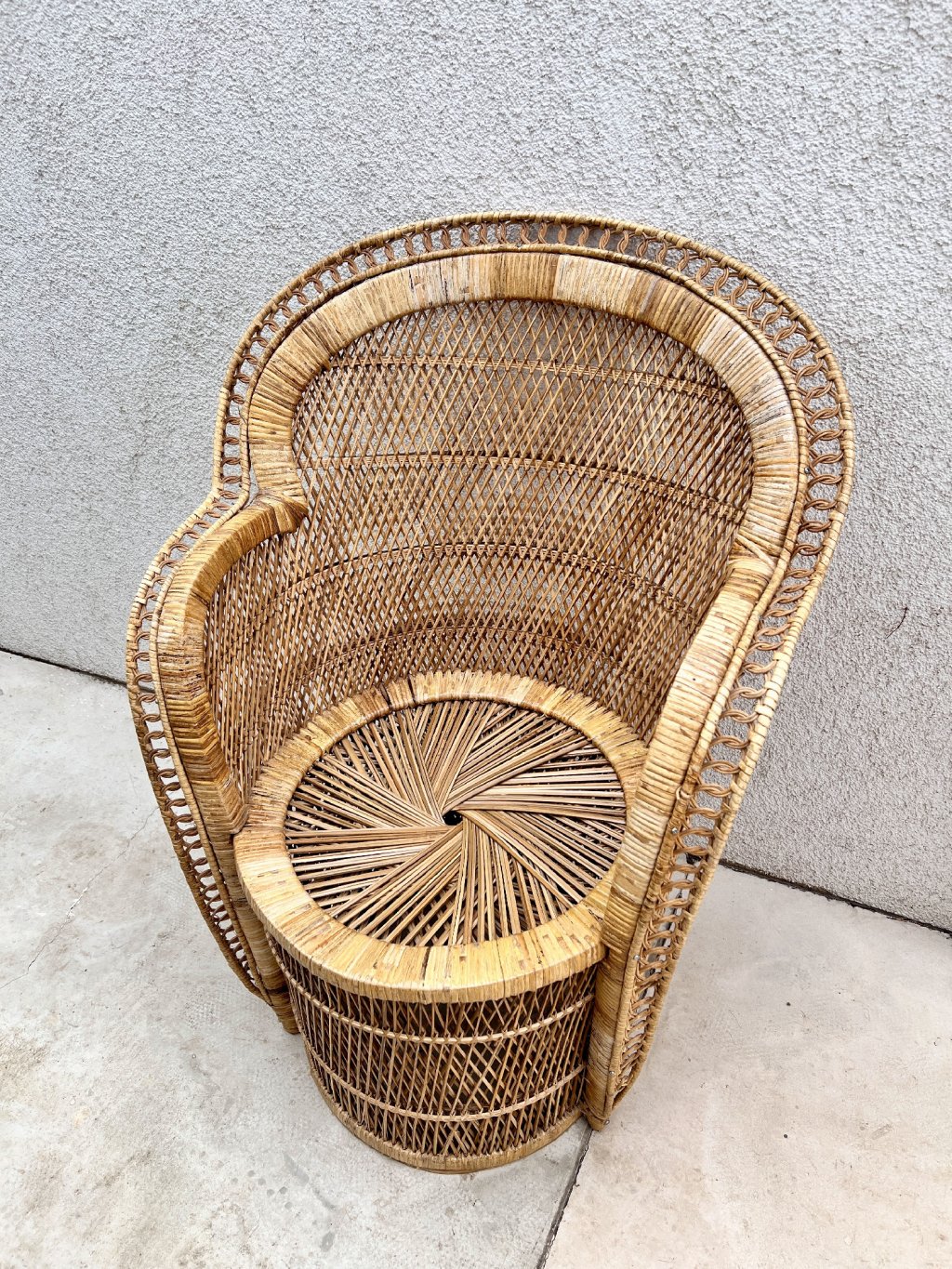 Vintage proutěné křeslo "Peacock Wicker Chair" s vysokým opěradlem