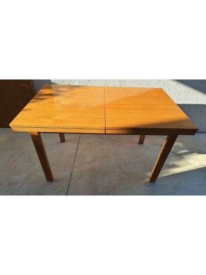 stůl ve složeném stavu