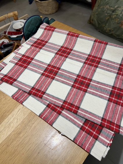 Ubrus vánoční kostka bílá s červenou a zelenou 50 x 160cm