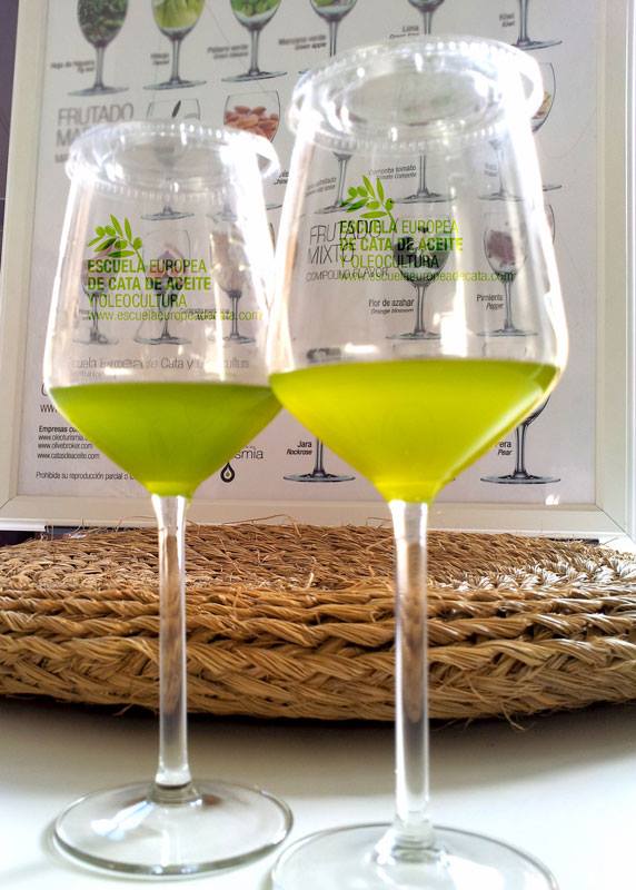 Sklenice s olivovým olejem