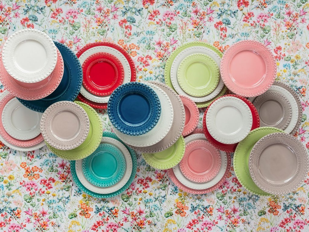 Jaký je rozdíl mezi výrobky z keramiky a porcelánu?