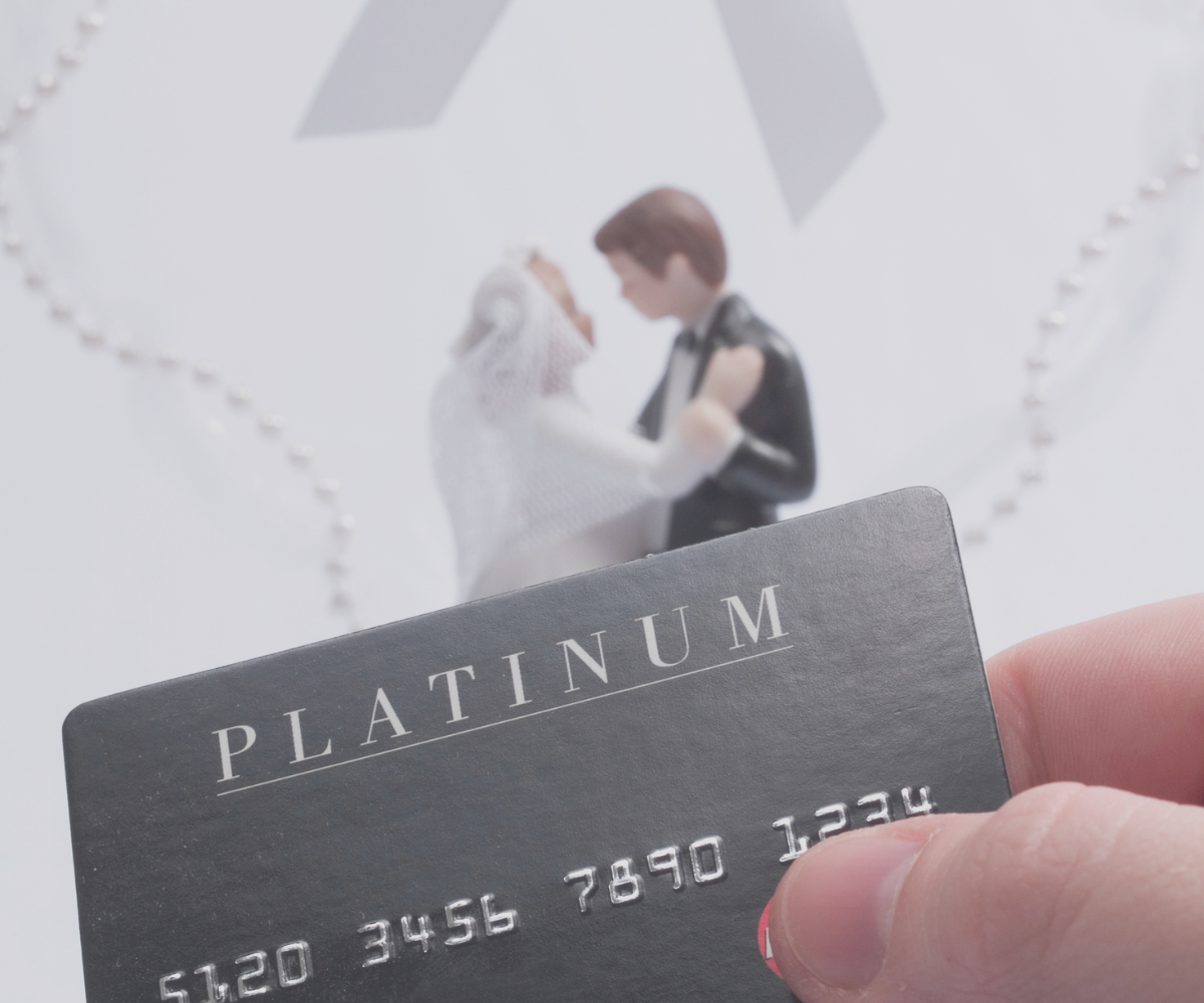 Co kdo platí na svatbách? Tradice vs. realita