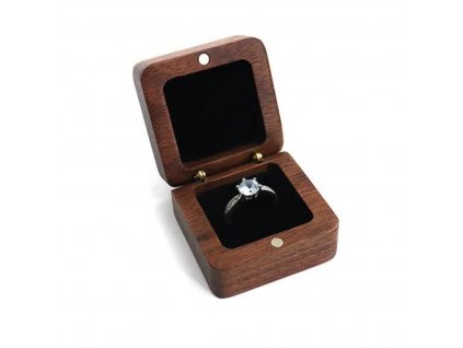 Dřevěná rustikální krabička na prsten OŘECH ze stříbrnictví OLIVIE.