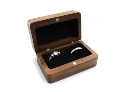 Dřevěná rustikální luxusní krabička na prsteny OŘECH ze stříbrnictví OLIVIE.