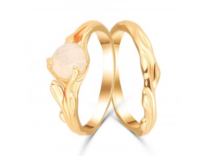 Dva stříbrné prsteny MĚSÍČNÍ KÁMEN jsou pozlacené žlutým zlatem. Kůra stromu, větvička a příroda - to jsou hlavní motivy těchto jedinečných prstenů.