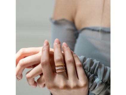 Stříbrný něžný prstýnek GOLD je pozlacený 18K zlatem a v přední části je ozdobený vsazenými čirými zirkony. OLIVIE.