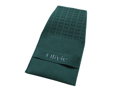 Tmavě zelený pytlík na šperky s logem Olivie.