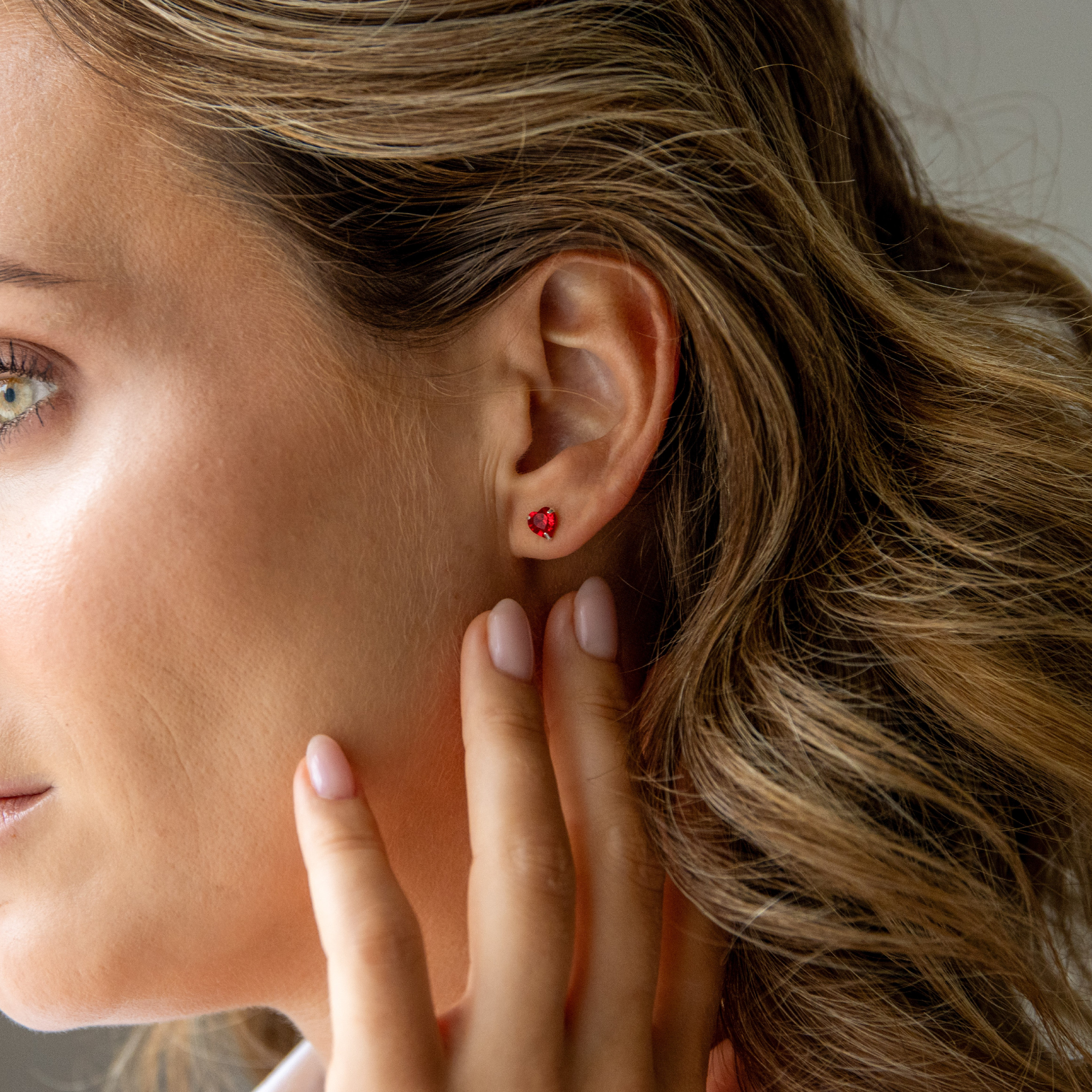 OLIVIE Stříbrné náušnice SRDCE RED 1044 Ag 925; ≤0,40 g.