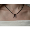 Stříbrný náhrdelník ČERNÝ PAVOUK na koženém provázku.
