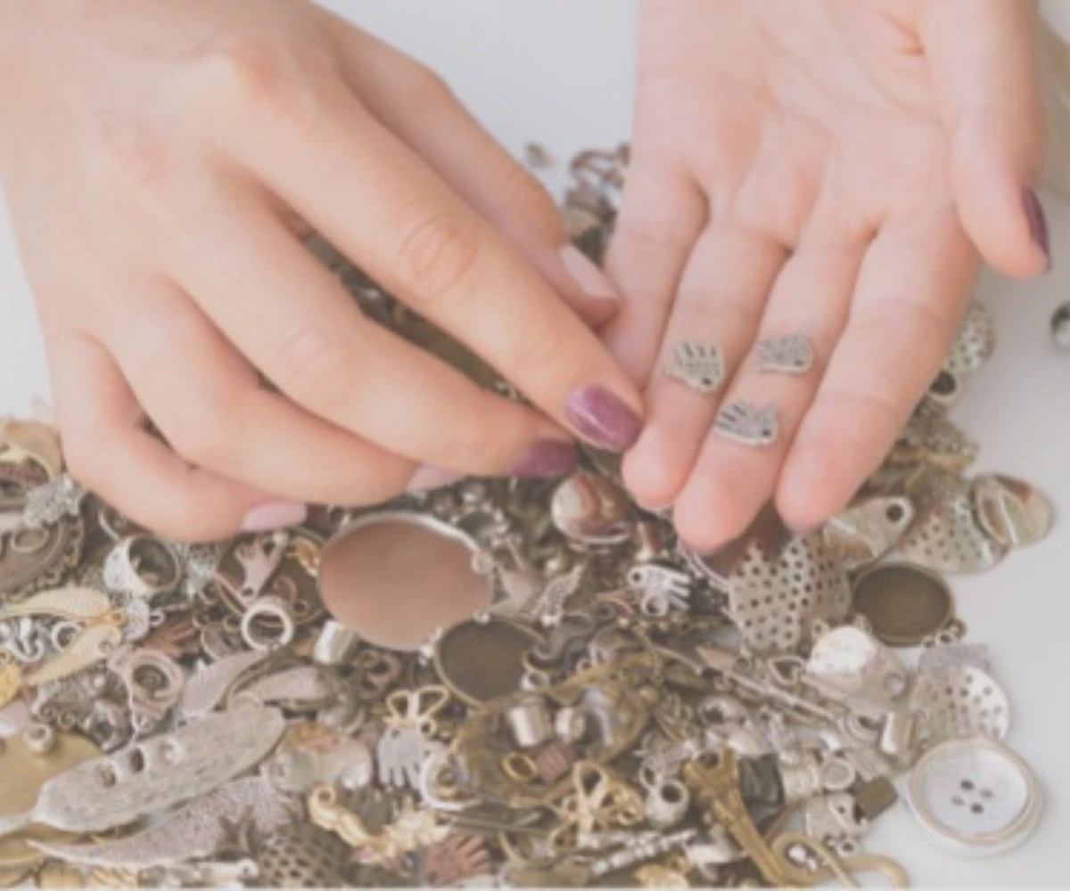 Recyklované kovy ve šperkařství: Udržitelný trend nebo budoucnost?