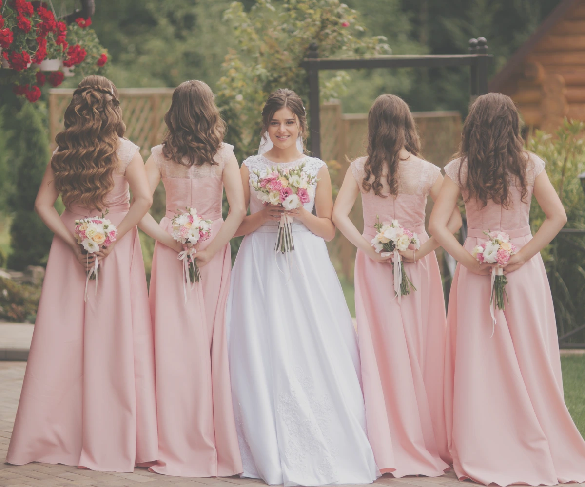 Šaty a šperky pro družičky: Jak je správně sladit?