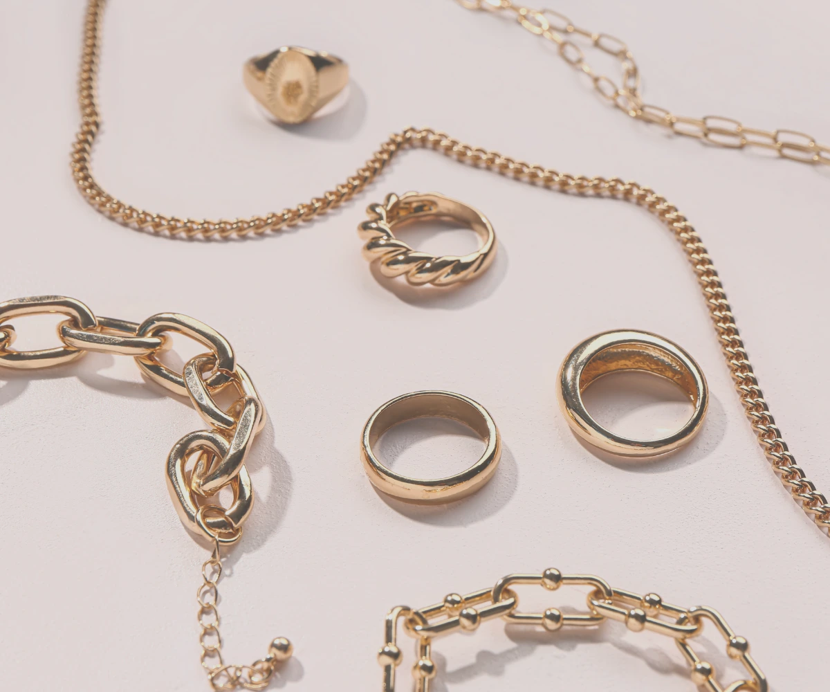 Vrstvení a kombinování šperků: Vyznejte se v doplňkové etiketě