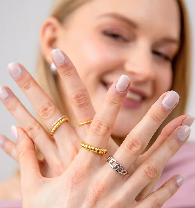 Žena s prsteňmi na ruke