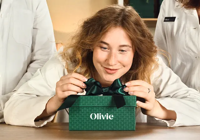 Záber z TV spotu: rozbaľovanie šperku Olivie
