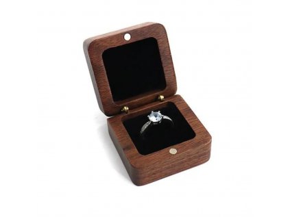 Drevená rustikálna krabička na prsteň ORECH zo strieborníctva OLIVIE.