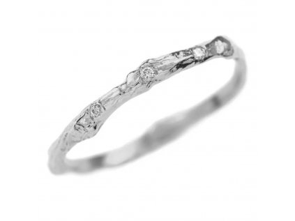 Prekrásny minimalistický prsteň s prírodným motívom pripomínajúci stromovú kôru zo strieborníctva OLIVIE.