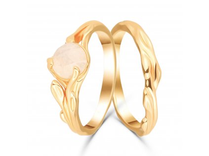 Dva strieborné prstene MESAČNÝ KAMEŇ sú pozlátené žltým zlatom. Kôra stromu, vetvička a príroda – to sú hlavné motívy týchto jedinečných prsteňov.