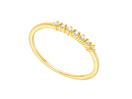 Strieborný nežný prstienok GOLD je pozlátený 18K zlatom av prednej časti je ozdobený vsadenými čírymi zirkónmi. OLIVIE.