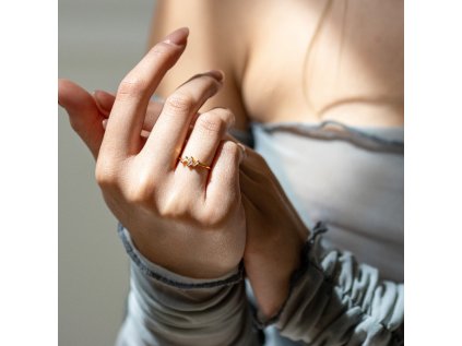 Strieborný prsteň PATRISHA GOLD je pozlátený 18K zlatom a je ozdobený štyrmi obdĺžnikovými čírymi zirkónmi. OLÍVIA.
