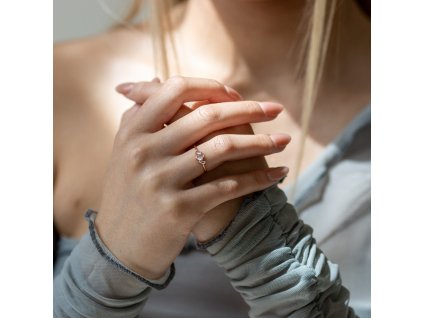 Strieborný prsteň PATRISHA ROSE je pozlátený ružovým zlatom od OLIVIE.