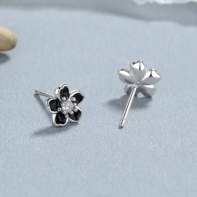 E-shop Olivie Strieborné náušnice ČIERNY KVIETOK 8646 Ag 925; ≤0,8 g.