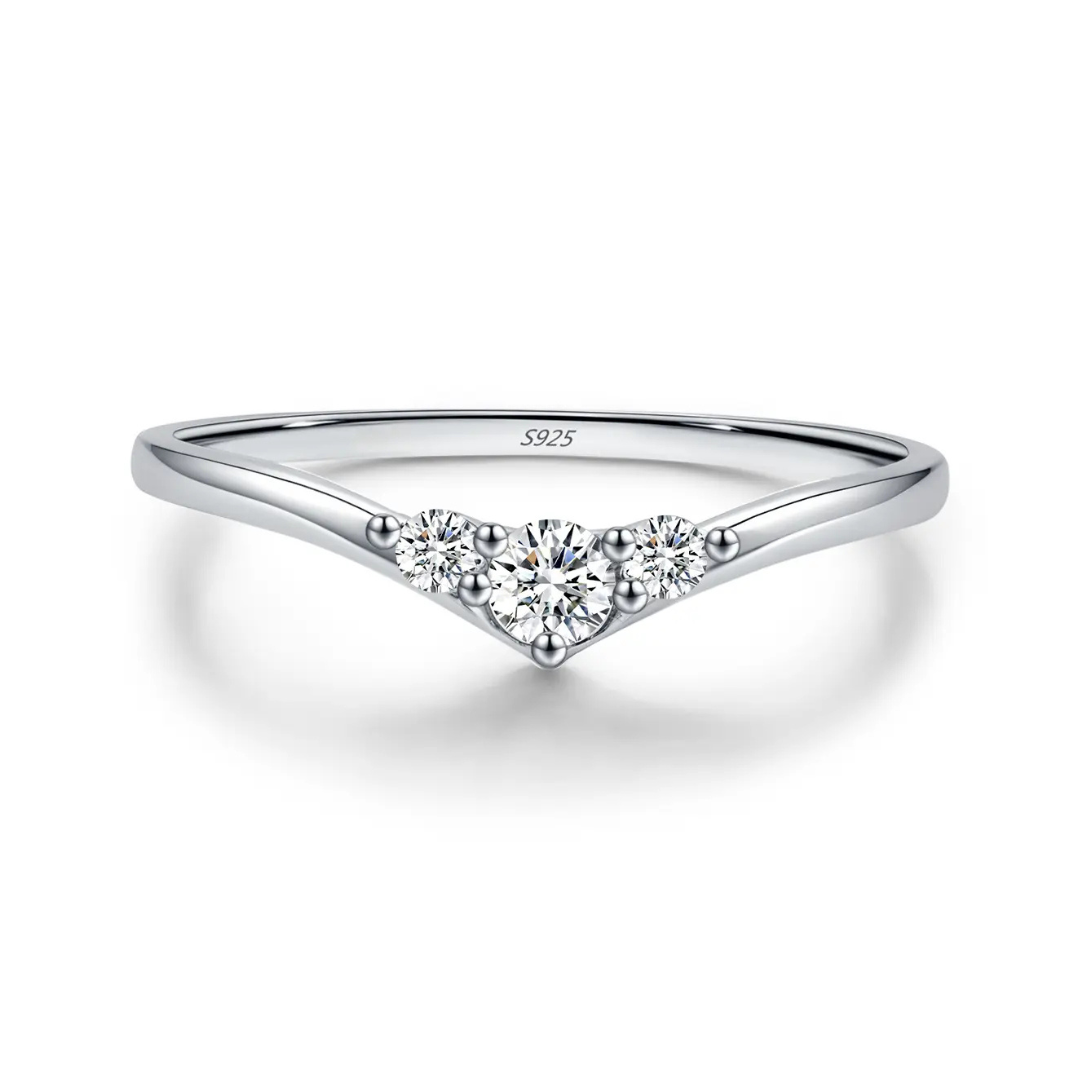 E-shop Olivie Strieborný prsteň MOISSANITE 9486 Velikost prstenů: 5 (EÚ: 49 – 50) Ag 925; ≤1 g.