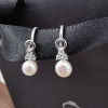 Prvé strieborné perlové náušničky pre bábätko so zapínaním vpredu na brizúru od OLIVIE.cz