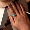 Strieborný prsteň MALEDIVY so žiarivo modrým opálom.