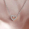 Strieborný náhrdelník SRDIEČKO od Olivie. Najkrajší darček z lásky.
